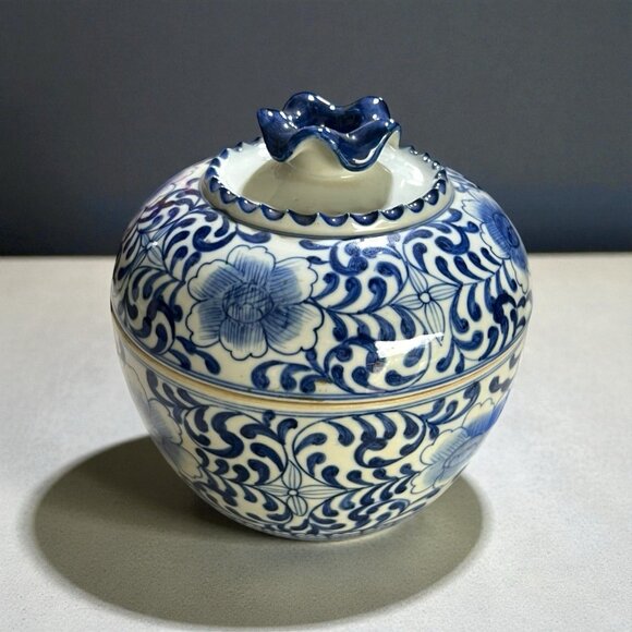 Blue & White Porcelain Lidded Ginger Jar Tea Caddy Floral Vine Design Decorative - Picture 1 of 5